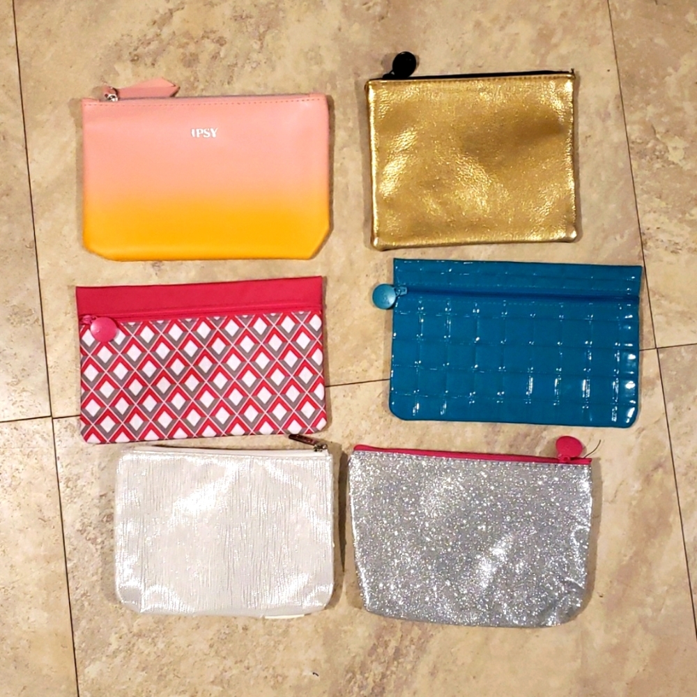 Travel cosmetic pouches